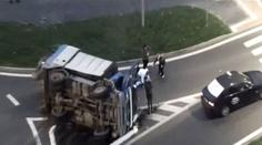 Opilý mladík ukradl popelářské auto, na kruháči ho převrátil! Pak utekl