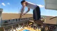 VIDEO: Smrtelný adrenalin. Na Ibize se lidé vrhají z balkónů