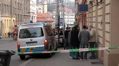Ozbrojený lupič přepadl banku na Rakovnicku, ukradl desítky tisíc