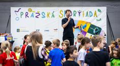 Pražská Sportiáda: „Buď offline, sportuj!“ – děti si s Pražskou plynárenskou  znovu vyzkoušely florbal