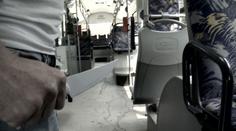Mladík děsil cestující v autobusu nožem, před strážníky chtěl utéct
