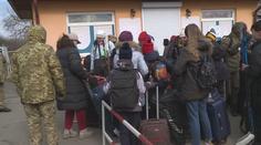 Auta stojící v koloně a tisíce lidí. Takto vypadají ukrajinsko-slovenské hranice