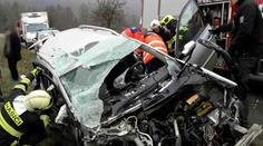 Auto plné teenagerů čelně vrazilo do náklaďáku! 5 zraněných