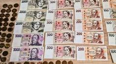 Mladý muž na ulici našel peněženku plnou peněz. Hledá se její majitel