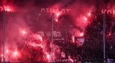 Derby věčných nepřátel se nedohrálo. Fanoušci trefili hráče dělobuchem