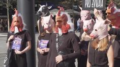 Centrum Prahy zaplavili aktivisté ve zvířecích maskách
