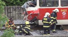 Srážka dvou pražských tramvají. Řidiče museli vyprostit, tři lidé se zranili