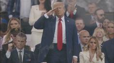 Trump uspořádal velkou vojenskou přehlídku. Miliony lidí proti němu ale protestovaly
