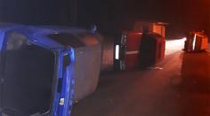 Výrostkům vadilo, jak auta parkují. Převrátili je na bok