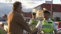 Policista nedal dýchnout Košťálovi : postaven mimo službu