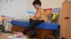 "Dětství bylo složité," říká Lucie, která nemá ruce. Zvládla i řidičák