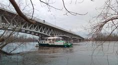 Velká voda v Litoměřicích utrhla molo i s lodí. Ta uvízla pod mostem
