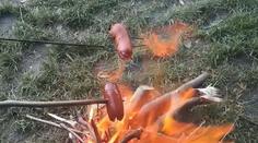 Muž měl vykrást dům. Předtím si na zahradě opekl špekáček