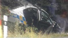 Autobus u Nymburka smetl auto policie! Pro zraněné letěl vrtulník