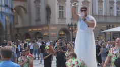 Lidé na Staroměstském náměstí protestovali proti masovému turismu