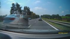 Vyjel s rodinou na výlet, ohrozil je divoký manévr zběsilého motorkáře!