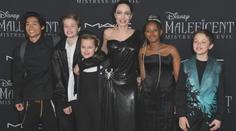 Představitelka Lary Croft slaví 50. Angelinu Jolie ocenila i britská královna