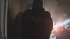 Zásah policie u požáru bytu. Uvnitř byl muž, který měl byt sám zapálit