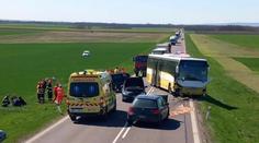 Na Znojemsku se srazil autobus a tři auta. Devět zraněných