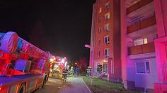 Při explozi bytu v Kopřivnici se zranil muž. Hasiči evakuovali desítky lidí
