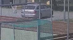 Muž ukradl jinému nastartované auto. Daleko neujel, policie ho vzápětí dopadla