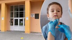 Škola má problém. Antigenní testy byly negativní, dvě děti ale mají covid