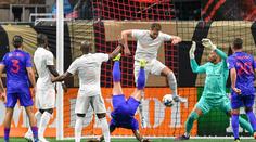 Útočník Atlanty vystřihl v MLS parádní nůžky z pěti metrů. Pak se strhla mela