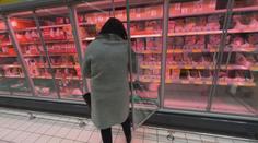 Stejné zboží stojí v různých obchodech o desítky korun víc. Experti vysvětlují proč