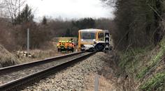 Na Berounsku smetl vlak osobní auto, řidič zemřel na místě