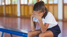 Dívku (11) unesl cestou do školy deviant. Pět hodin ji zneužíval