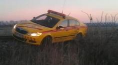 BLBEC MĚSÍCE: Zloděj ukradl auto se sledovacím zařízením a uvízl na kolejích