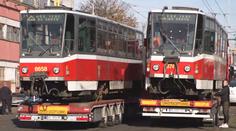 Praha se chlubila darovanými tramvajemi Ukrajině. Lidi naštvalo, co na nich je napsané