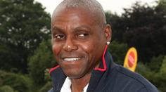 Legendární Carl Lewis je v Praze. Zná prý i české hokejisty