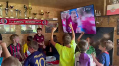 Fandí celé Česko! Malí fotbalisté po gólu Sadílka jásali, nechybí bubny