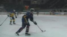 VIDEO: ŇOUMA! Při powerplay si dal legrační vlastní gól
