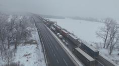 Sedm zraněných a obří kolona. Dálnici D8 na dlouhé hodiny ochromila nehoda dodávky