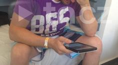 FOTO, Z KTERÉHO MRAZÍ: Petr v slzách sleduje z Egypta pohřeb dcery a ženy na tabletu