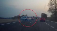 Žena vybrzdila dodávku na D10 v levém pruhu! Nikdo neví proč