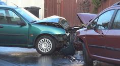 Čelní srážka po smyku, auto na hraně řeky! Ledovka hrozí i v dalších dnech