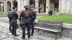 V okolí právnické fakulty v Praze zasahovala policie. Hledala ozbrojeného muže