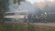 Požár autobusu na Pardubicku se snažil řidič uhasit marně