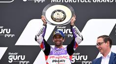 Zarco ve 33 letech vyhrál svůj první závod MotoGP a oslavil to saltem vzad