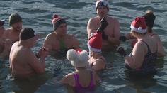 Na Štědrý den se tradičně scházejí karvinští otužilci. Letos měli "teplou" vodu