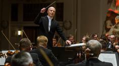 Bizarní koncert filharmonie. Roušky měli i hráči na flétny i lesní rohy