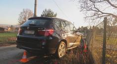 Řidička nezvládla jet rovně a skončila v plotě. Nadýchala 4,6 promile