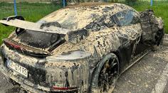 Skoro nové porsche za čtyři miliony leželo tři dny v bahně. Podaří se ho zachránit?
