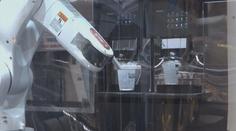 VIDEO: Robot barista uvaří až čtrnáct káv najednou