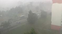 Průtrž se přehnala Hradcem, po silnicích tekly potoky