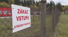 Policie obvinila uprchlého vězně z loupeže. Prodavači měl hrozit kolíkem