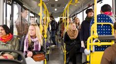 Chlapec dostal v autobuse záchvat. Pomohl mu jediný cestující, ostatní přihlíželi